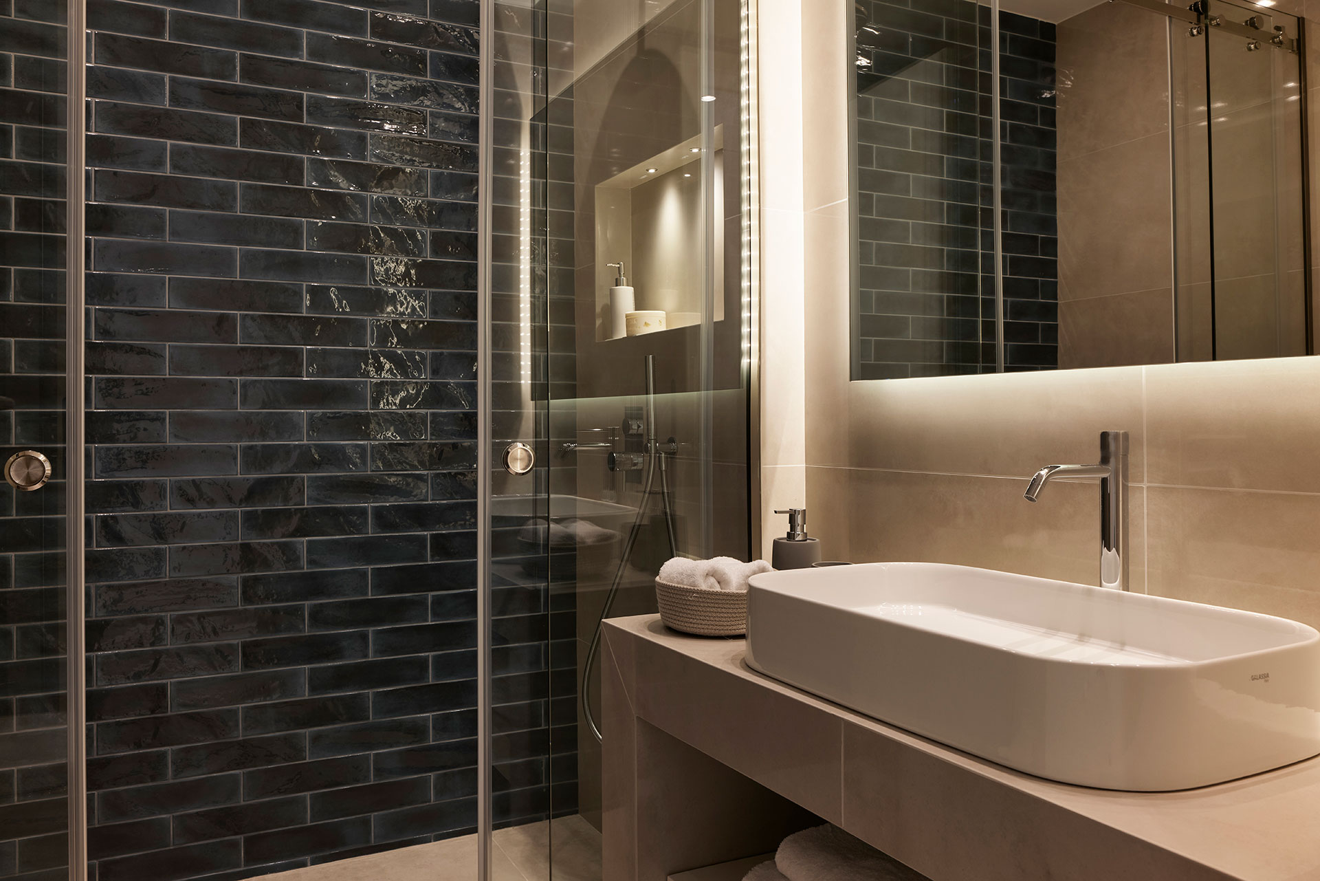 Iremia Seafront Villa En-Suite bathroom